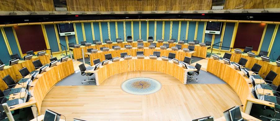 A room with many computers

Description automatically generated