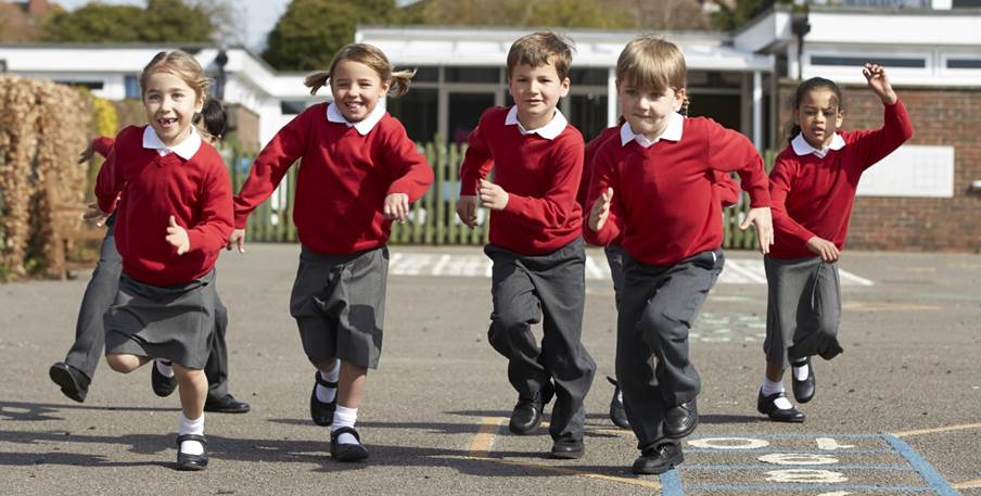 A group of children running

Description automatically generated